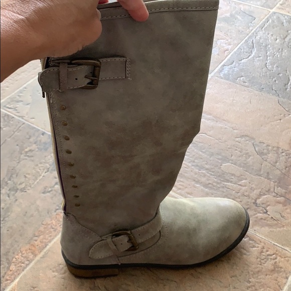 Boots - Picture 3 of 4